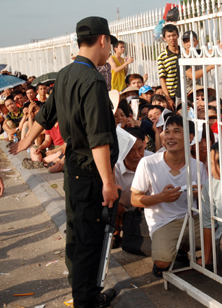 Trắng đêm vạ vật chờ mua vé trận Việt Nam - Arsenal ảnh 7