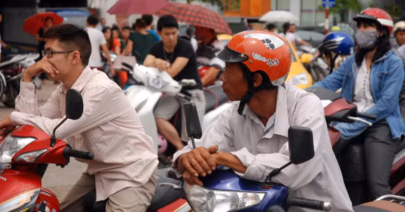 Phụ huynh thấp thỏm đợi sĩ tử thi môn đầu tiên ảnh 5