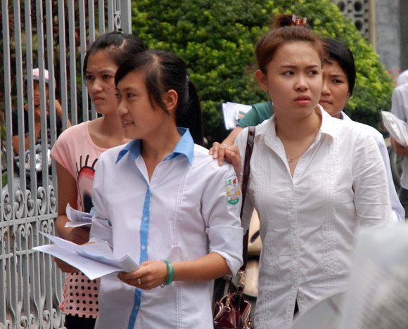 Phụ huynh thấp thỏm đợi sĩ tử thi môn đầu tiên ảnh 6