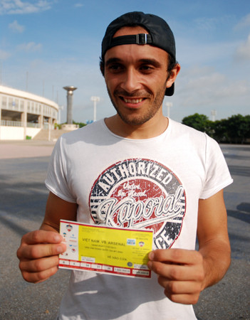 Trắng đêm vạ vật chờ mua vé trận Việt Nam - Arsenal ảnh 12