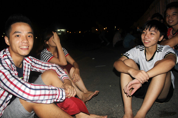 Trắng đêm vạ vật chờ mua vé trận Việt Nam - Arsenal ảnh 3