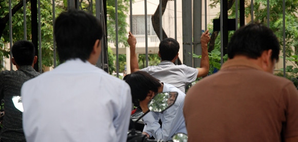 Phụ huynh thấp thỏm đợi sĩ tử thi môn đầu tiên ảnh 2