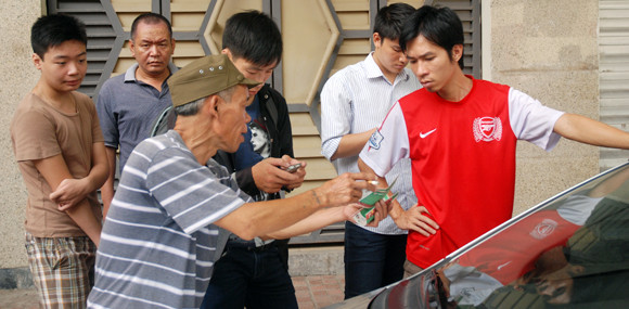 Bị phe vé "quây", BTC không dám bán nốt vé trận Việt Nam - Arsenal ảnh 7