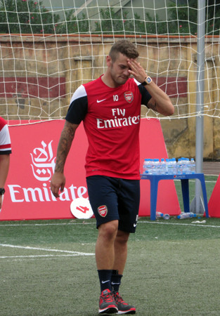 Dàn sao Arsenal mướt mồ hôi với các cầu thủ tí hon Việt Nam ảnh 13 Dàn sao Arsenal mướt mồ hôi với các cầu thủ tí hon Việt Nam ảnh 13