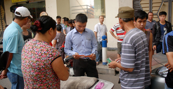 Bị phe vé "quây", BTC không dám bán nốt vé trận Việt Nam - Arsenal ảnh 9