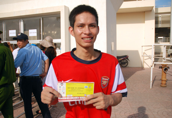 Trắng đêm vạ vật chờ mua vé trận Việt Nam - Arsenal ảnh 11