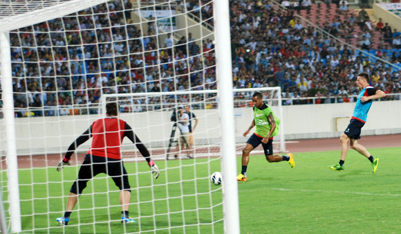 Các "Pháo thủ" hâm nóng sân Mỹ Đình ảnh 10