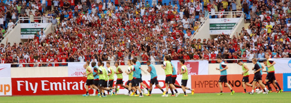 Các "Pháo thủ" hâm nóng sân Mỹ Đình ảnh 6