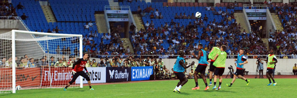 Các "Pháo thủ" hâm nóng sân Mỹ Đình ảnh 8