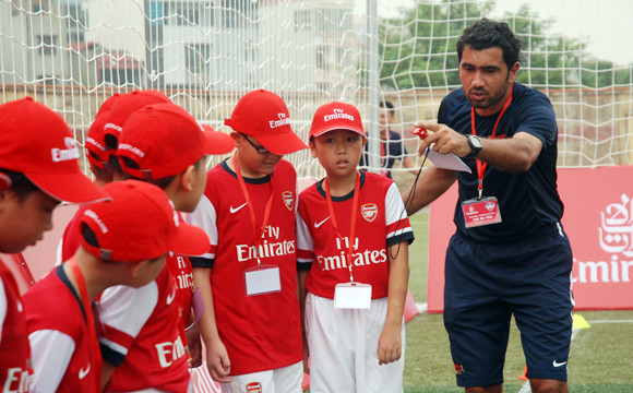 Dàn sao Arsenal mướt mồ hôi với các cầu thủ tí hon Việt Nam ảnh 2 Dàn sao Arsenal mướt mồ hôi với các cầu thủ tí hon Việt Nam ảnh 2