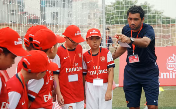 Dàn sao Arsenal mướt mồ hôi với các cầu thủ tí hon Việt Nam ảnh 2