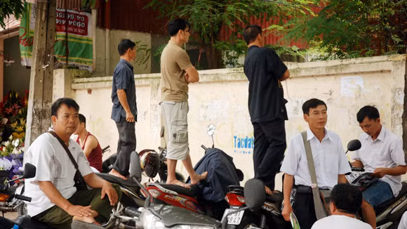 Phụ huynh thấp thỏm đợi sĩ tử thi môn đầu tiên ảnh 3