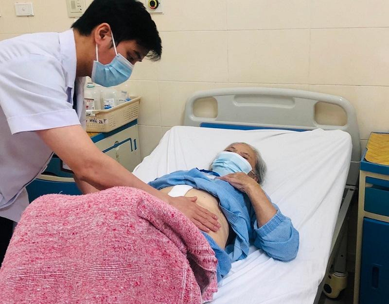 Bệnh nhân được chăm sóc sau ca phẫu thuật ung thư dạ dày