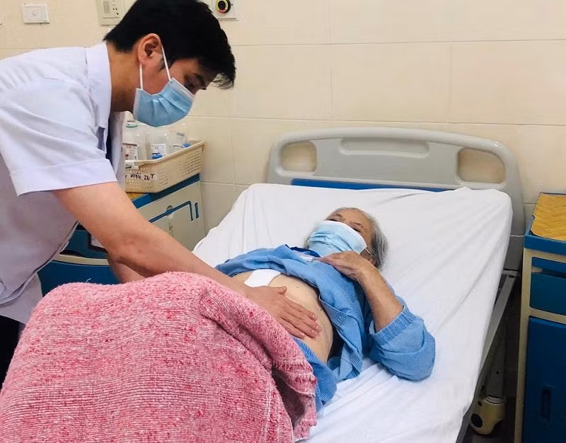 Bệnh nhân được chăm sóc sau ca phẫu thuật ung thư dạ dày