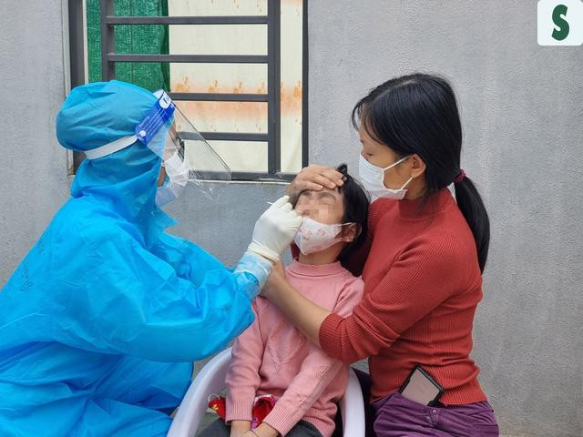 Lấy mẫu Covid-19 trong khu vực ổ dịch mới bùng phát ở Hải Phòng