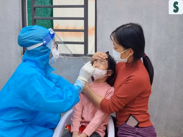 Lấy mẫu Covid-19 trong khu vực ổ dịch mới bùng phát ở Hải Phòng