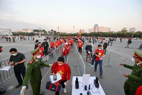 Các cổ động viên vào xem bóng đá tại sân Mỹ Đình đều được kiểm tra chặt chẽ