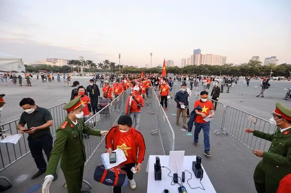 Các cổ động viên vào xem bóng đá tại sân Mỹ Đình đều được kiểm tra chặt chẽ