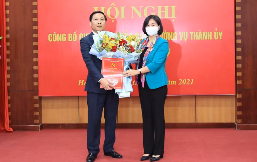 Phó Bí thư Thường trực Thành ủy Nguyễn Thị Tuyến trao quyết định cho đồng chí Nguyễn Thanh Liêm Phó Bí thư Thường trực Thành ủy Nguyễn Thị Tuyến trao quyết định cho đồng chí Nguyễn Thanh Liêm