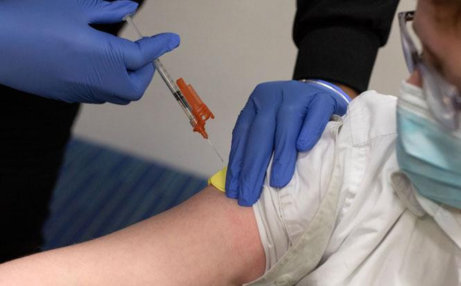 Tiêm vaccine cho học sinh (Ảnh minh họa)