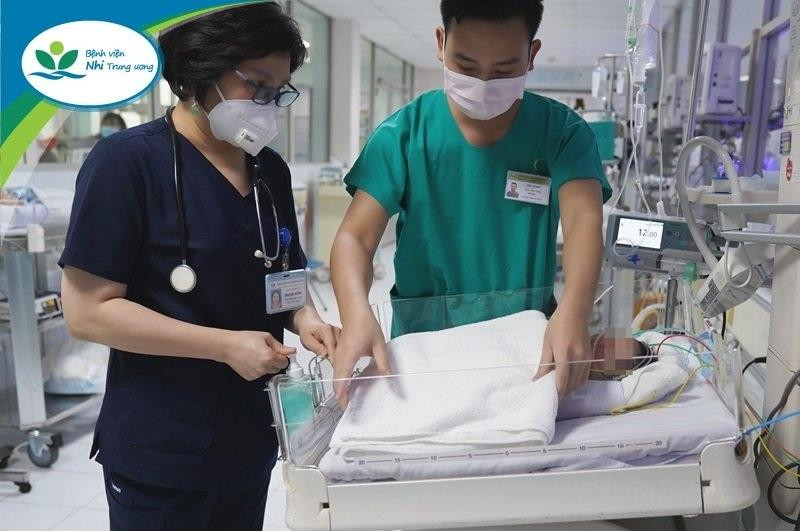 Cháu bé được chăm sóc tại BV Nhi Trung ương sau ca cấp cứu