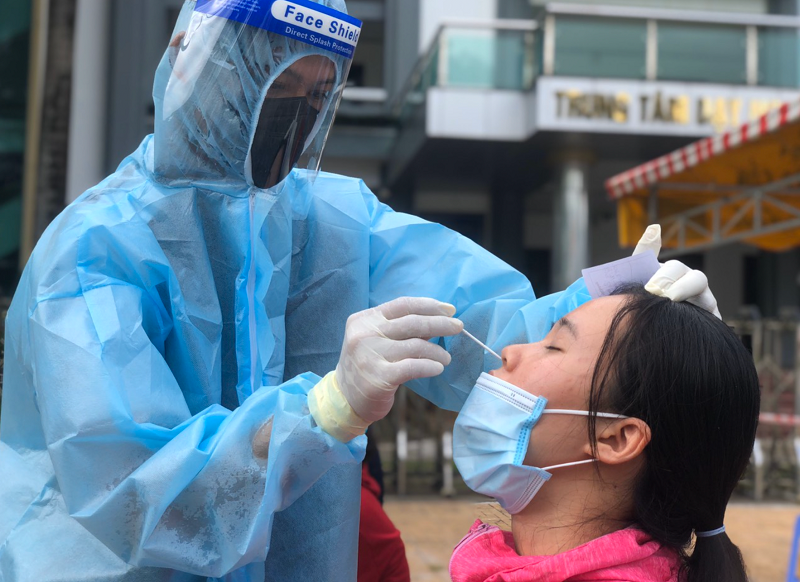 Lấy mẫu xét nghiệm Covid-19