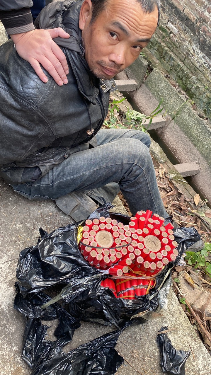 Đối tượng bị bắt quả tang đang tàng trữ 4 bánh pháo nổ và 2 hộp pháo hoa nổ