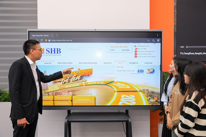 Thầy, cô và sinh viên ĐHQG-HN thực hành nghiệp vụ tại Trung tâm. Thầy, cô và sinh viên ĐHQG-HN thực hành nghiệp vụ tại Trung tâm.