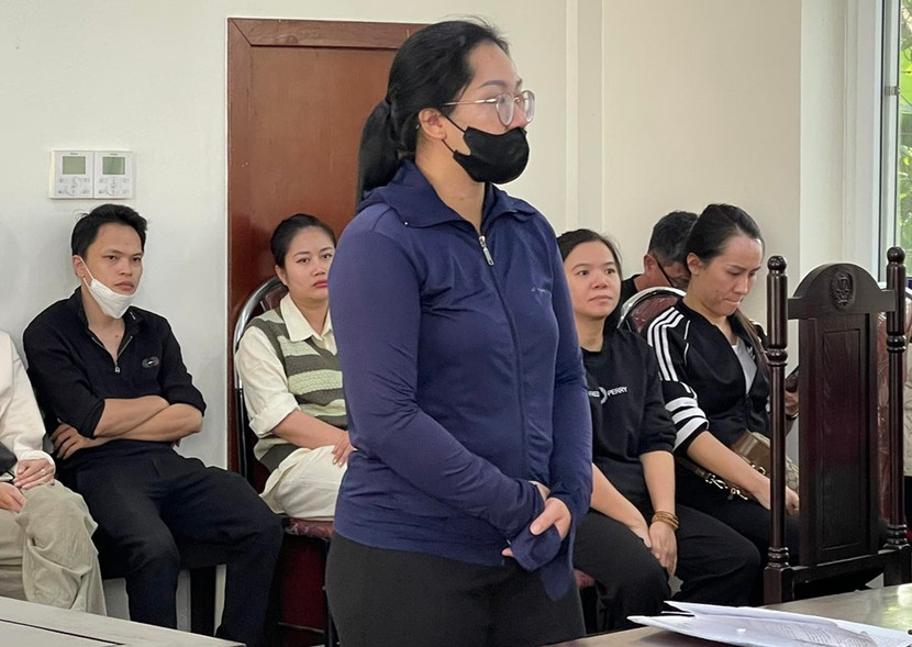 Bị cáo Chu Uyển Vân bị đưa ra xét xử tại phiên tòa. Bị cáo Chu Uyển Vân bị đưa ra xét xử tại phiên tòa.