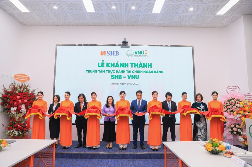 Lãnh đạo SHB và ĐHQG-HN cắt băng khánh thành “Trung tâm thực hành Tài chính Ngân hàng SHB – VNU”. Lãnh đạo SHB và ĐHQG-HN cắt băng khánh thành “Trung tâm thực hành Tài chính Ngân hàng SHB – VNU”.