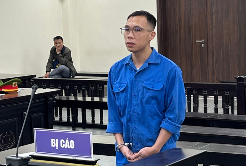 Đỗ Minh Tú bị đưa ra xét xử tại tòa.