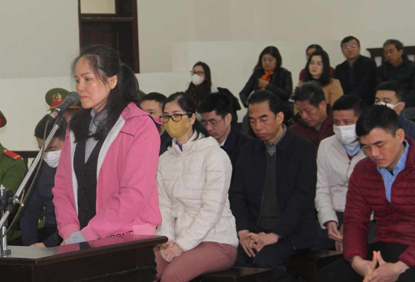 Bị cáo Nguyễn Thị Hương Lan (cựu Cục trưởng Cục Lãnh sự, Bộ Ngoại giao) bị giữ nguyên án sơ thẩm. Bị cáo Nguyễn Thị Hương Lan (cựu Cục trưởng Cục Lãnh sự, Bộ Ngoại giao) bị giữ nguyên án sơ thẩm.