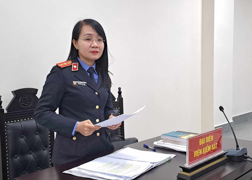 Đại diện Viện KSND TP Hà Nội công bố cáo trạng truy tố bị cáo tại phiên tòa.