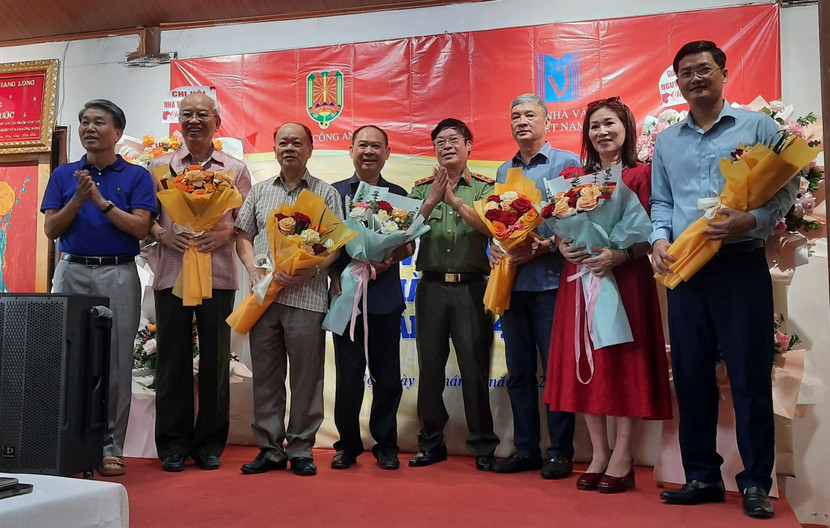 Ban tổ chức tặng hoa 5 hội viên vừa được kết nạp Hội Nhà văn Việt Nam và GS.TS Trình Quang Phú - hội viên cao tuổi từ TP.HCM. Ban tổ chức tặng hoa 5 hội viên vừa được kết nạp Hội Nhà văn Việt Nam và GS.TS Trình Quang Phú - hội viên cao tuổi từ TP.HCM.