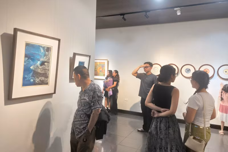 Người xem triển lãm