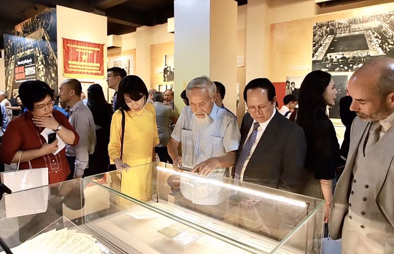 Các hiện vật trưng bày thu hút người xem.