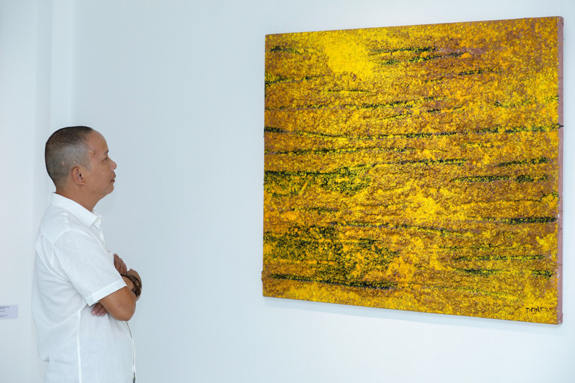 Họa sĩ Trần Vĩnh Thịnh bên tác phẩm Họa sĩ Trần Vĩnh Thịnh bên tác phẩm