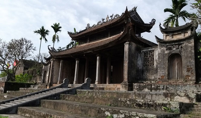 Đình So (xã Cộng Hòa, huyện Quốc Oai) tọa lạc trên vùng đất đắc địa, tiền hướng sông - hậu tựa núi, đình So được coi như điểm tụ thủy - tụ phúc cho dân làng So. Đình So (xã Cộng Hòa, huyện Quốc Oai) tọa lạc trên vùng đất đắc địa, tiền hướng sông - hậu tựa núi, đình So được coi như điểm tụ thủy - tụ phúc cho dân làng So.