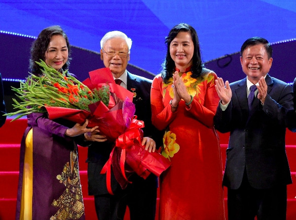 NSND Thúy Mùi (ngoài cùng bên trái) vinh dự khi nhiều lần được gặp Tổng Bí thư Nguyễn Phú Trọng.