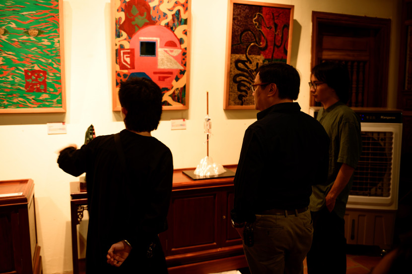 Người xem thưởng lãm tác phẩm.