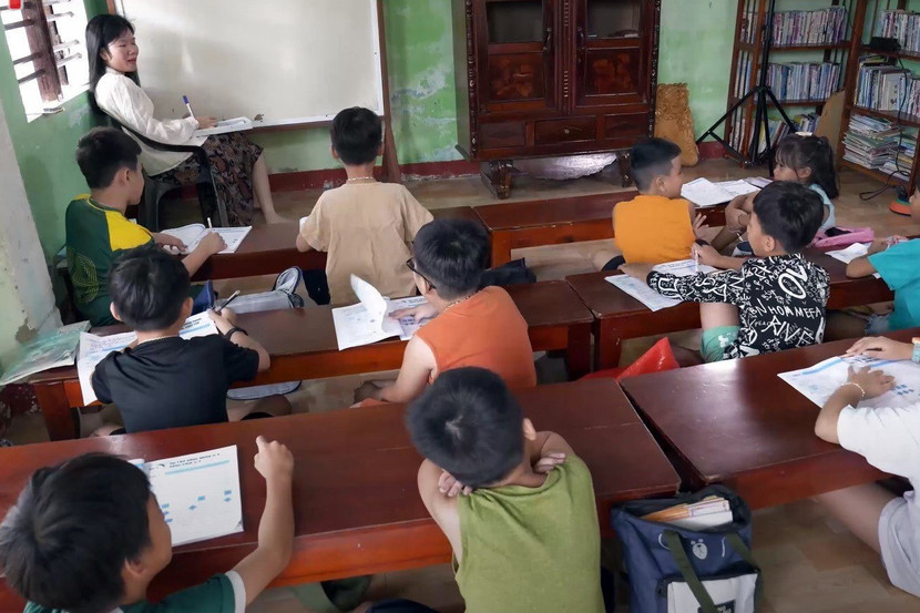 Lớp học của cô giáo Vương Thị Dung đã trở thành ngôi nhà thứ hai của những đứa trẻ ở làng biển Bình Minh