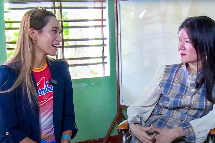 Nhà vô địch thế giới Ultra cuộc đua sức bền năm 2022 Vũ Phương Thanh - đại diện của Tập đoàn Tân Hiệp Phát cùng cô giáo Vương Thị Dung trong chương trình “Nối trọn yêu thương”