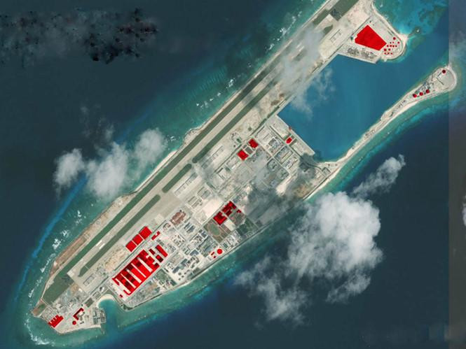 Đường băng, nhà chứa máy bay và cơ sở radar mà Trung Quốc xây dựng phi pháp trên đá Chữ Thập thuộc quần đảo Trường Sa của Việt Nam