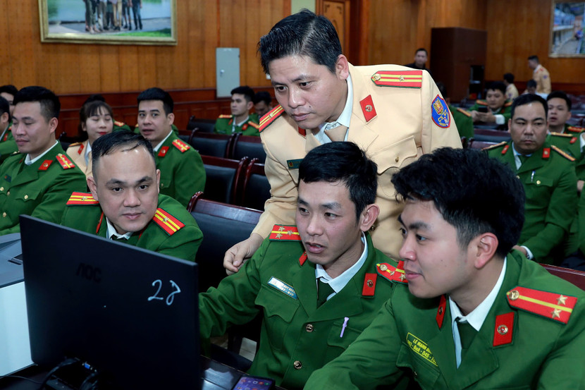 Công an cấp xã CATP Hà Nội chăm chú thực hành cấp, đổi GPLX trên máy tính