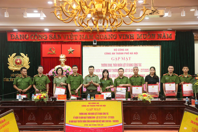 Đại tá Nguyễn Ngọc Quyền tặng quà đến 10 đồng chí là thương binh, thân nhân gia đình liệt sĩ có hoàn cảnh khó khăn