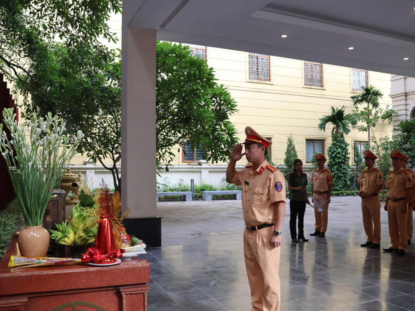 Cán bộ chiến sĩ kính cẩn nghiêng mình... Cán bộ chiến sĩ kính cẩn nghiêng mình...