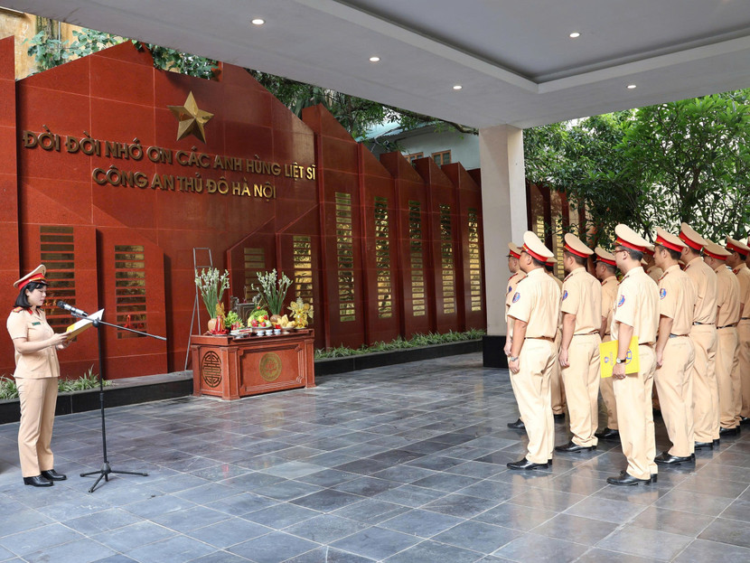 Cán bộ chiến sĩ Phòng Cảnh sát giao thông kính cẩn nghiêng mình trước anh linh các anh hùng liệt sĩ Cán bộ chiến sĩ Phòng Cảnh sát giao thông kính cẩn nghiêng mình trước anh linh các anh hùng liệt sĩ