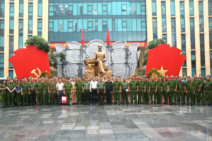 Các đại biểu chụp ảnh lưu niệm trước tượng đài Hồ Chủ tịch