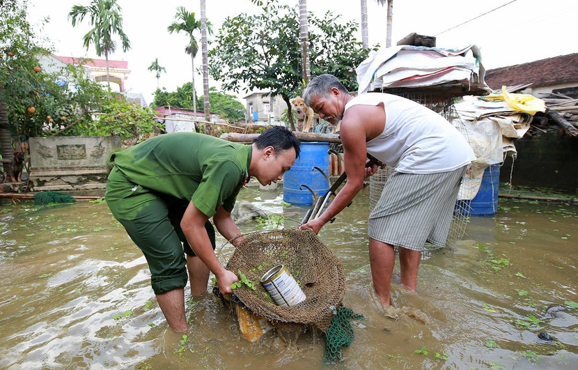 Lòng tốt luôn lấp lánh những giá trị nhân văn cao đẹp dù xuất hiện ở bất cứ nơi đâu (Công an Hà Nội dầm mình trong nước giúp đỡ người dân khi bị ngập lụt) Ảnh: LAM THANH Lòng tốt luôn lấp lánh những giá trị nhân văn cao đẹp dù xuất hiện ở bất cứ nơi đâu (Công an Hà Nội dầm mình trong nước giúp đỡ người dân khi bị ngập lụt) Ảnh: LAM THANH