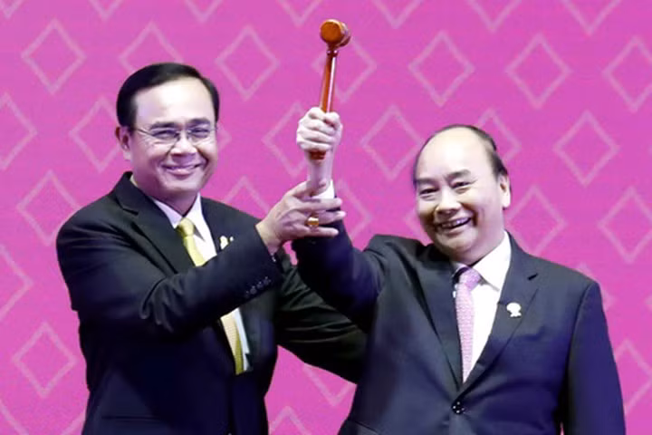 Thủ tướng Nguyễn Xuân Phúc nhận “Chiếc búa quyền lực” - biểu tượng cho cương vị Chủ tịch luân phiên của ASEAN - từ tay Thủ tướng Thái Lan Prayut Chan-o-cha tháng 11-2019 đã nêu rõ khả năng gắn kết vững bền có ý nghĩa quan trọng đối với ASEAN